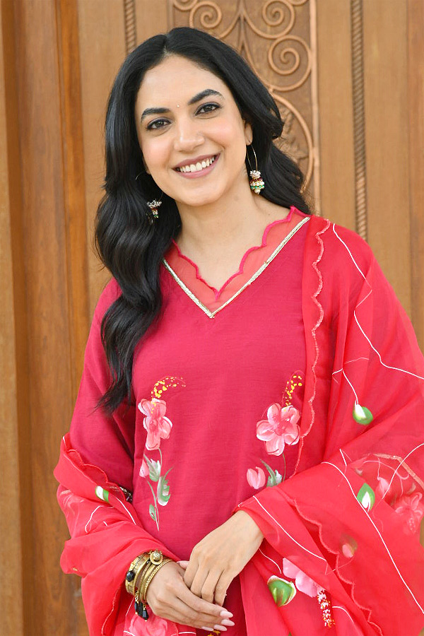 Actress_20Ritu_20Varma_20About_20Mazaka_20Movie_20Details_20Photos_20_2812_29.jpg 13