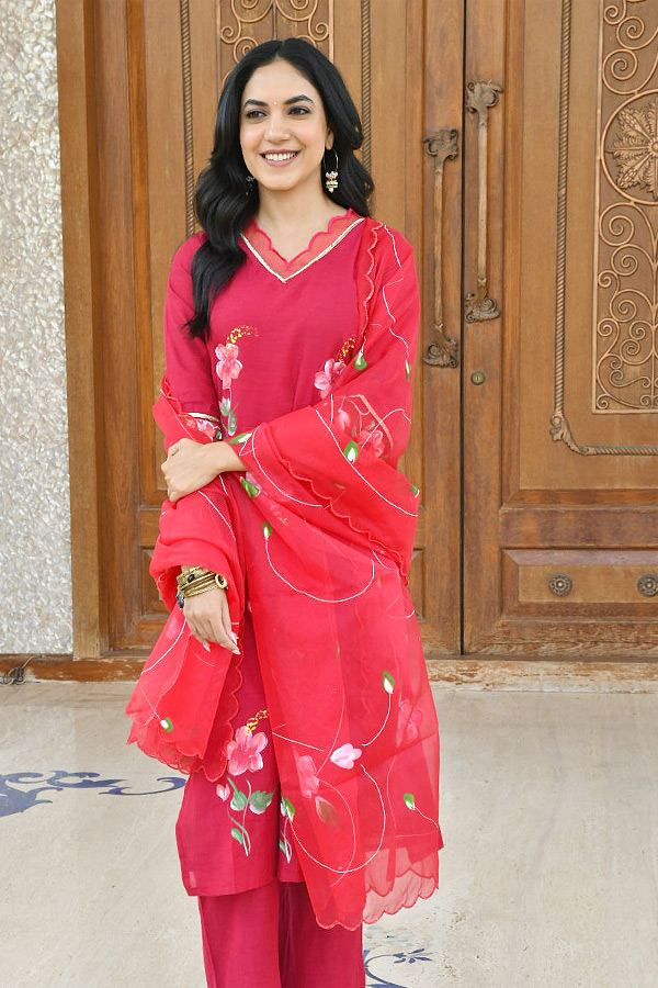 Actress_20Ritu_20Varma_20About_20Mazaka_20Movie_20Details_20Photos_20_2813_29.jpg 14