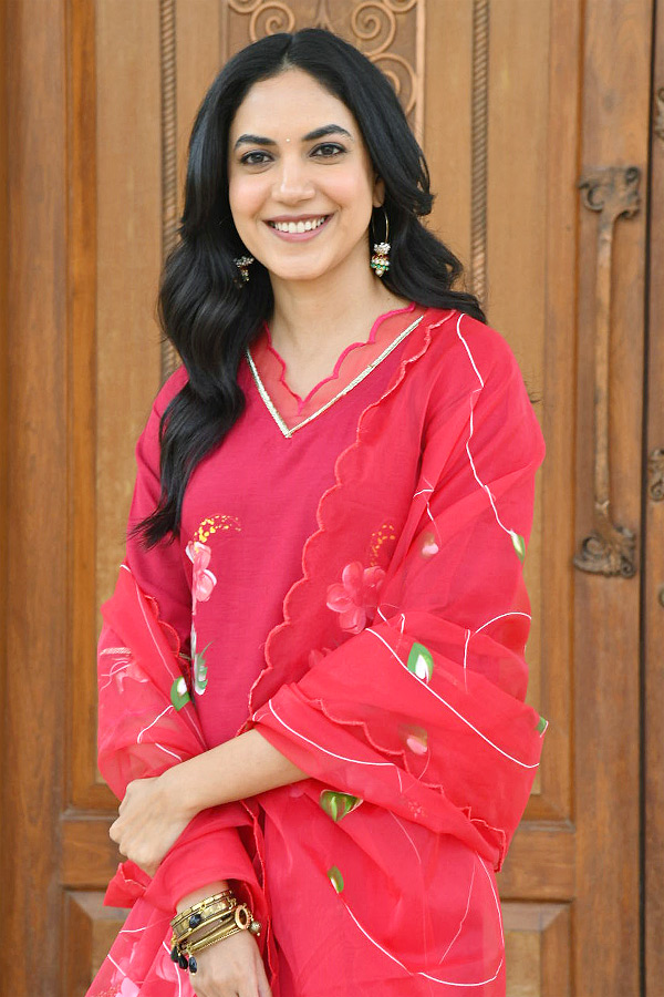 Actress_20Ritu_20Varma_20About_20Mazaka_20Movie_20Details_20Photos_20_285_29.jpg 6
