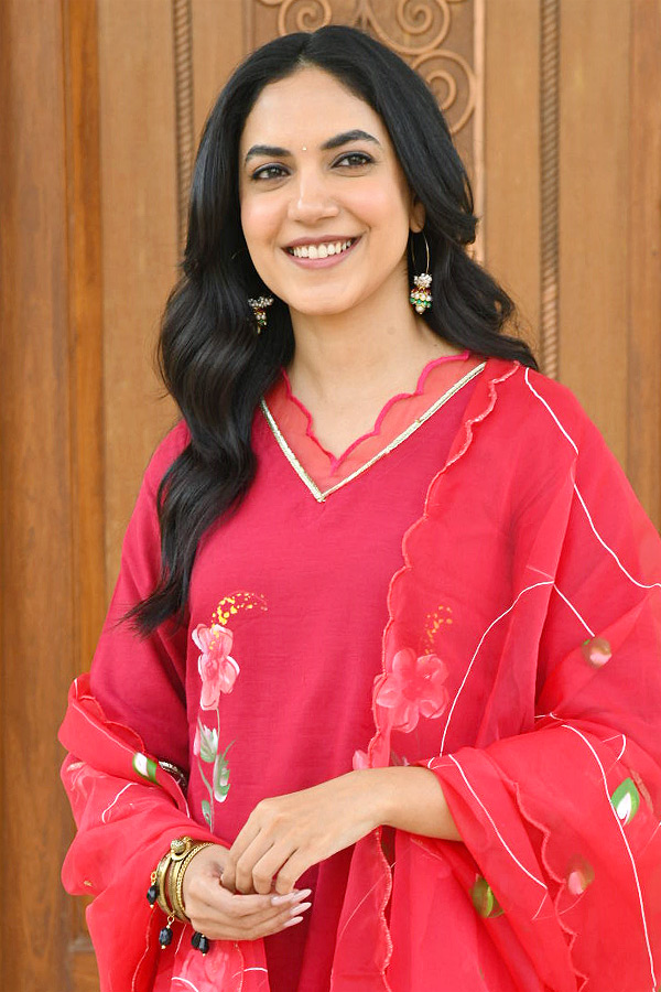 Actress_20Ritu_20Varma_20About_20Mazaka_20Movie_20Details_20Photos_20_287_29.jpg 8
