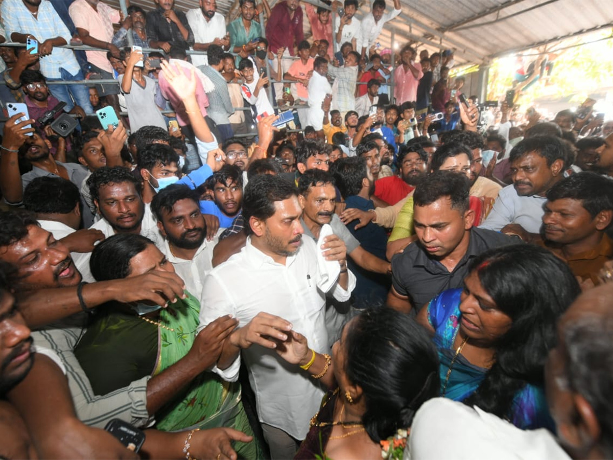 InPics_20YS_20Jagan_20Warning_20To_20Chandrababu_20Over_20Farmers_20In_20Protest_20At_20Guntur_20Mirchi_20Yard__20_284_29.jpg 4