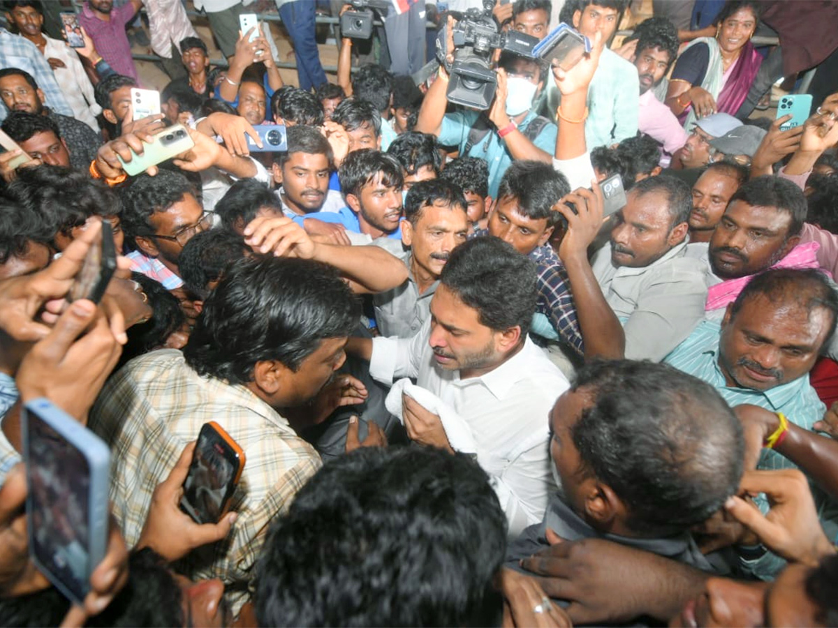 InPics_20YS_20Jagan_20Warning_20To_20Chandrababu_20Over_20Farmers_20In_20Protest_20At_20Guntur_20Mirchi_20Yard__20_287_29.jpg 7