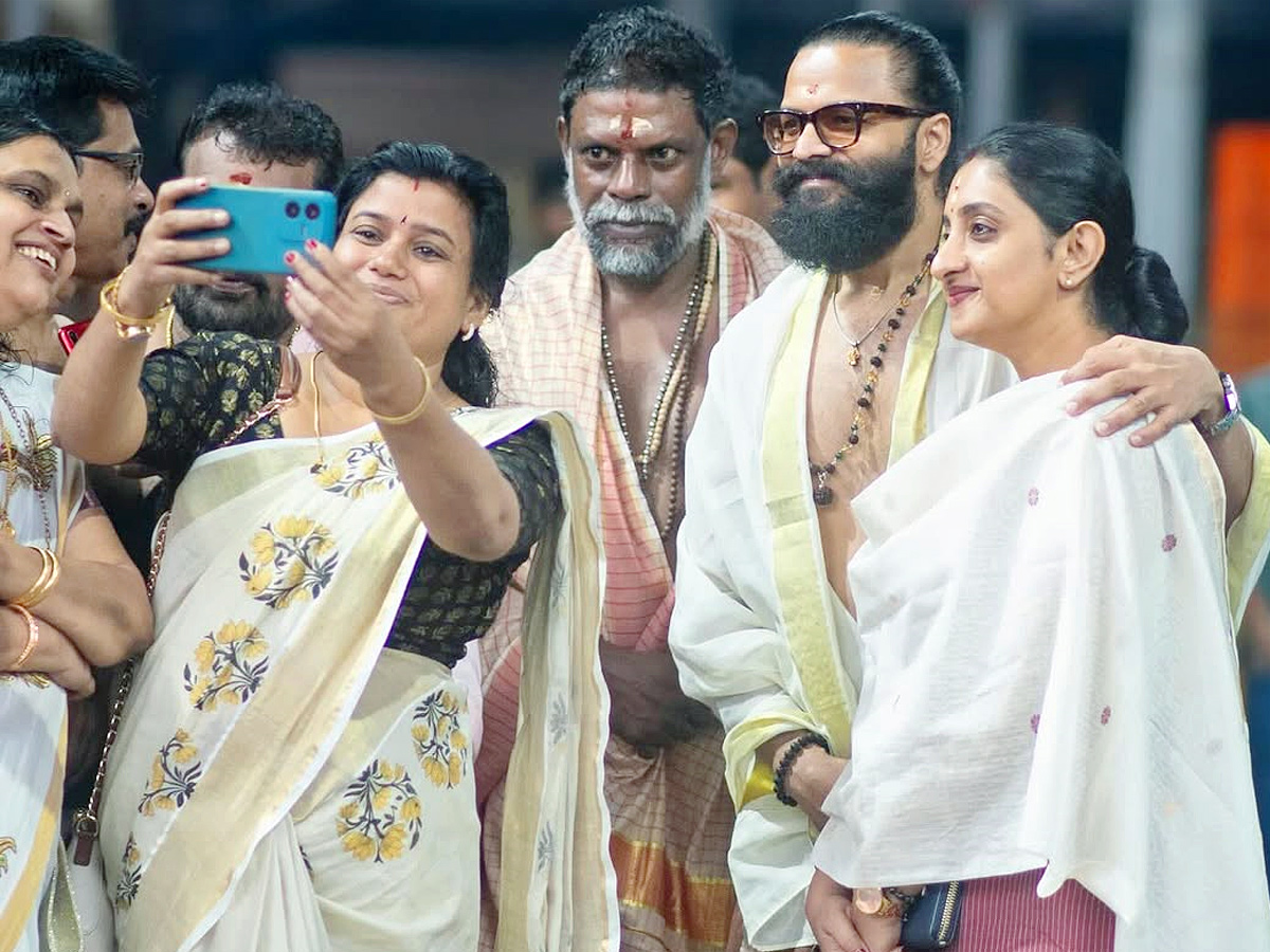 Jailer_20Movie_20Villain_20Vinayakan_20_20Visited_20Kollur_20Mookambika_20temple_20Photos_20_281_29.jpg 2