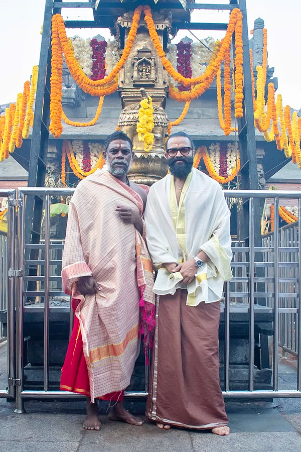 Jailer_20Movie_20Villain_20Vinayakan_20_20Visited_20Kollur_20Mookambika_20temple_20Photos_20_283_29.jpg 4