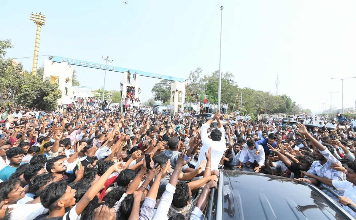 Mirchi_20Farmers_20Protest_20YS_20Jagan_20Guntur_20Mirchi_20Yard_20Visit_20Highlights_20Photos_20Gallery__20_2811_29.jpg 11