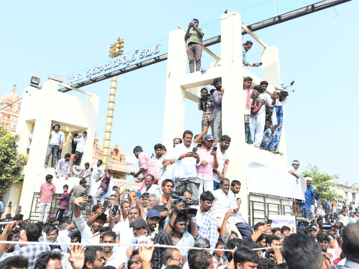 Mirchi_20Farmers_20Protest_20YS_20Jagan_20Guntur_20Mirchi_20Yard_20Visit_20Highlights_20Photos_20Gallery__20_289_29.jpg 9