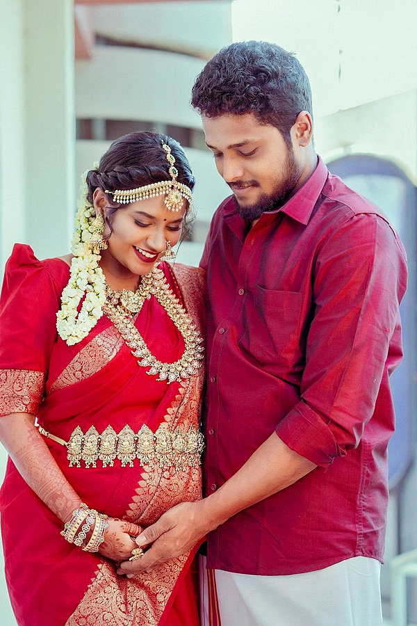 Sundari_20actress_20Gabrella_20Sellus_20shares_20pictures_20from_20her_20baby_20shower_20Photos_20Viral_20_2812_29.jpg 4