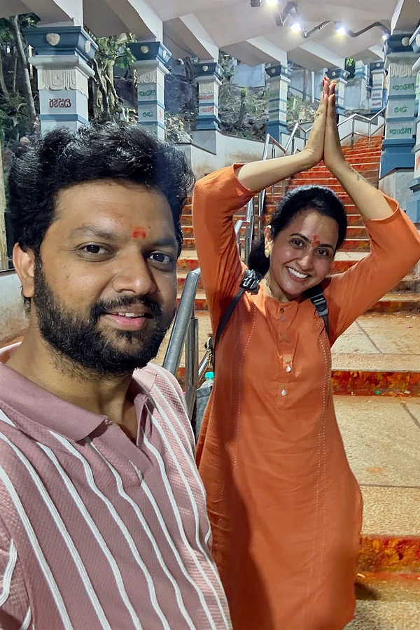 Tollywood_20Anchor_20Lasya_20walks_20to_20Tirumala_20on_20her_20wedding_20day_20Photos_20Viral_20_284_29.jpg 5