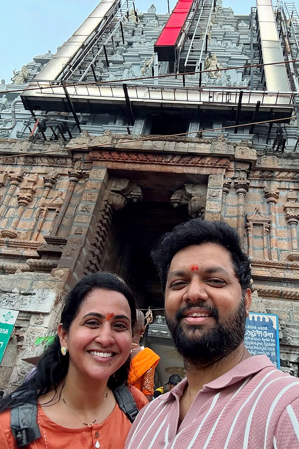 Tollywood_20Anchor_20Lasya_20walks_20to_20Tirumala_20on_20her_20wedding_20day_20Photos_20Viral_20_286_29.jpg 7
