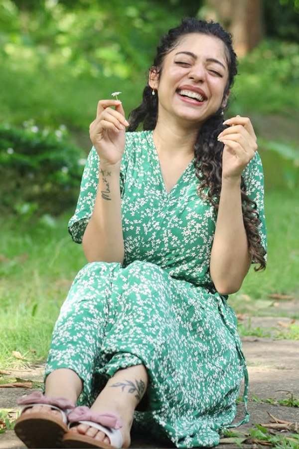 Varsha_20Bollamma_20glam_20show_20in_20every_20click_20photos_20_20_283_29.jpg 8