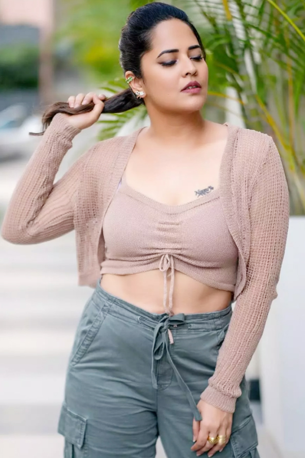 Anasuya_20Bharadwaj_20turning_20heads_20with_20every_20photo_20look_20_282_29.jpg 10