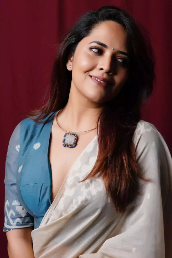 Anasuya_20Bharadwaj_20turning_20heads_20with_20every_20photo_20look_20_288_29.jpg 3