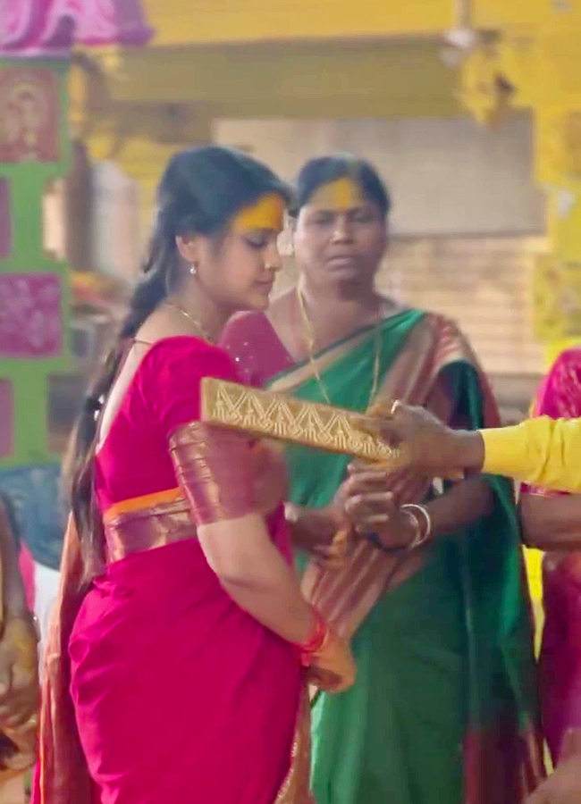 InPics_20BB8_20Soniya_20And_20Yash_20Offers_20Prayers_20To_20Komuravelli_20Mallanna_20With_20Patnalu_20After_20Marriage__20_2813_29.jpg 13