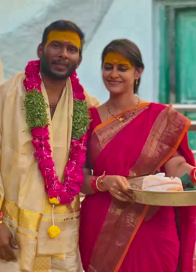 InPics_20BB8_20Soniya_20And_20Yash_20Offers_20Prayers_20To_20Komuravelli_20Mallanna_20With_20Patnalu_20After_20Marriage__20_2814_29.jpg 14