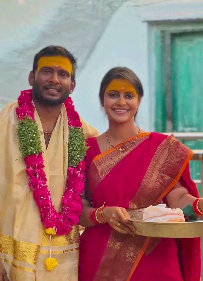InPics_20BB8_20Soniya_20And_20Yash_20Offers_20Prayers_20To_20Komuravelli_20Mallanna_20With_20Patnalu_20After_20Marriage__20_2815_29.jpg 15