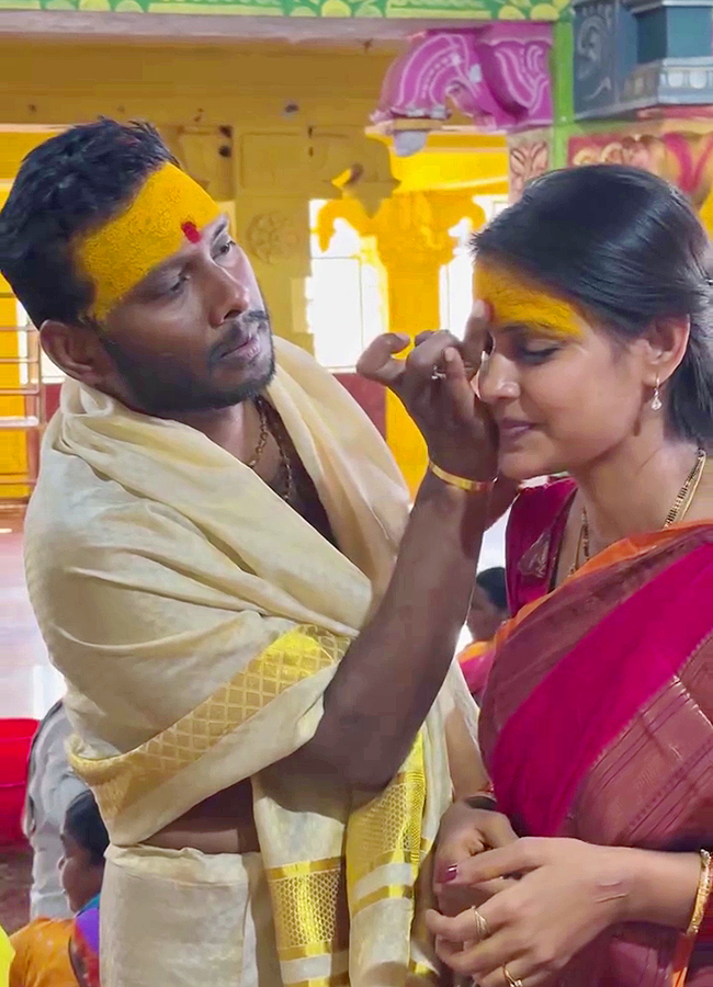 InPics_20BB8_20Soniya_20And_20Yash_20Offers_20Prayers_20To_20Komuravelli_20Mallanna_20With_20Patnalu_20After_20Marriage__20_287_29.jpg 7