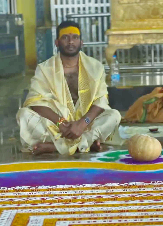 InPics_20BB8_20Soniya_20And_20Yash_20Offers_20Prayers_20To_20Komuravelli_20Mallanna_20With_20Patnalu_20After_20Marriage__20_288_29.jpg 8