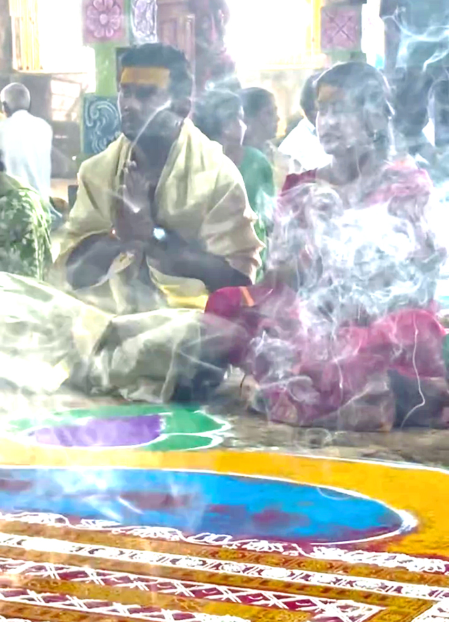 InPics_20BB8_20Soniya_20And_20Yash_20Offers_20Prayers_20To_20Komuravelli_20Mallanna_20With_20Patnalu_20After_20Marriage__20_289_29.jpg 9