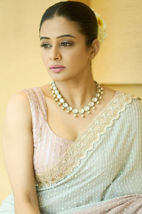 Priyamani_20stuns_20in_20a_20pink_20saree_20photos_20_2810_29.jpg 11