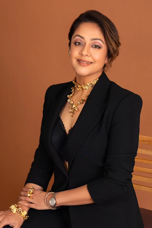 Shabana_20Azmi_20Wanted_20To_20REMOVE_20Jyotika_20From_20Dabba_20Cartel_20Photos_20Viral_20_2810_29.jpg 11