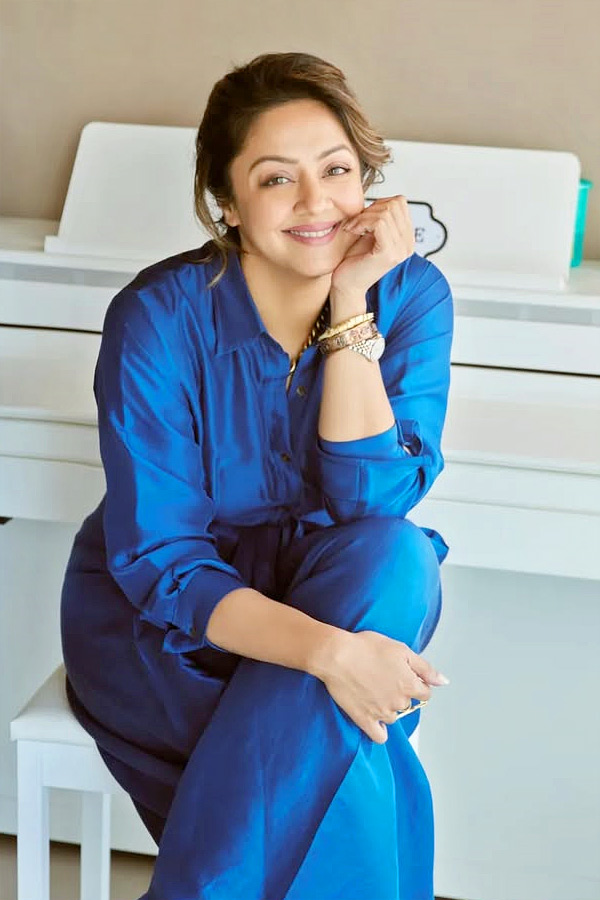 Shabana_20Azmi_20Wanted_20To_20REMOVE_20Jyotika_20From_20Dabba_20Cartel_20Photos_20Viral_20_283_29.jpg 4