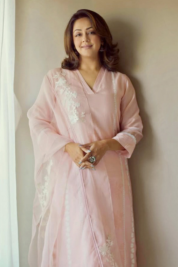 Shabana_20Azmi_20Wanted_20To_20REMOVE_20Jyotika_20From_20Dabba_20Cartel_20Photos_20Viral_20_286_29.jpg 7
