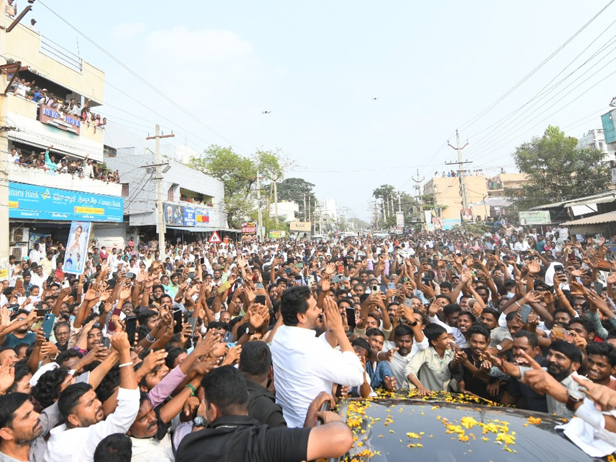 YS_20Jagan_20Receives_20Grand_20Welcome_20At_20Palakonda_20Photos_20_2811_29.jpg 1