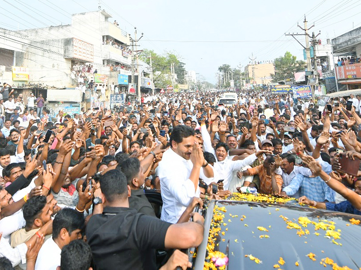 YS_20Jagan_20Receives_20Grand_20Welcome_20At_20Palakonda_20Photos_20_283_29.jpg 4