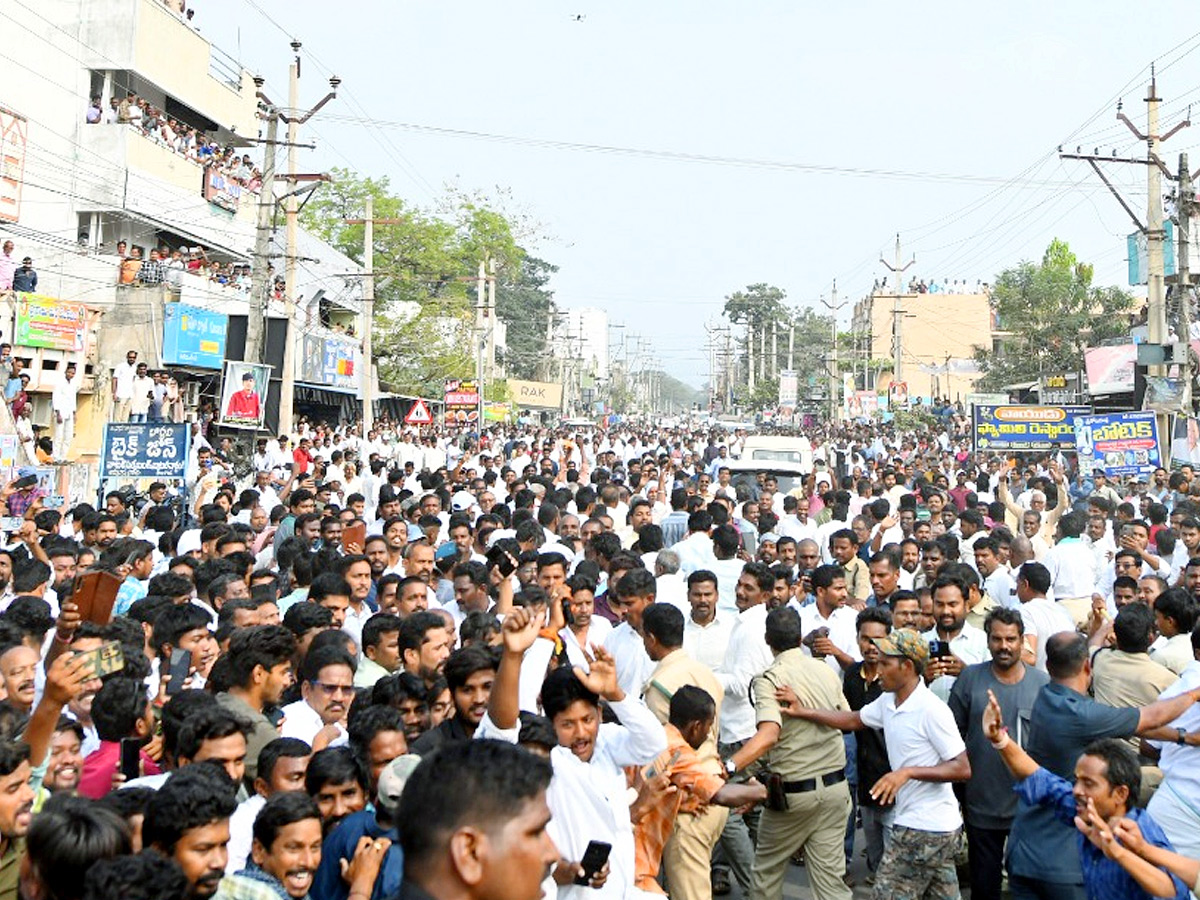YS_20Jagan_20Receives_20Grand_20Welcome_20At_20Palakonda_20Photos_20_285_29.jpg 6