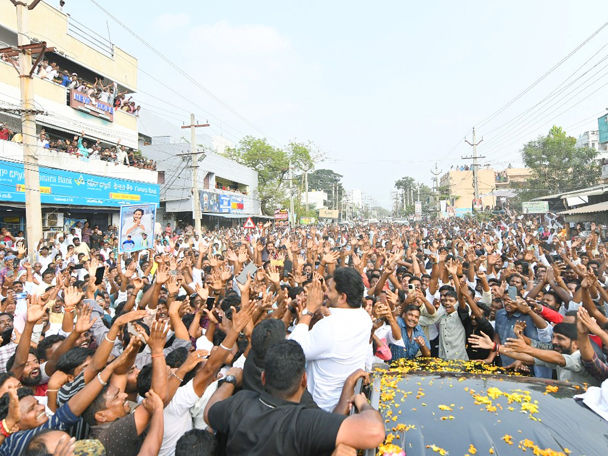 YS_20Jagan_20Receives_20Grand_20Welcome_20At_20Palakonda_20Photos_20_287_29.jpg 8