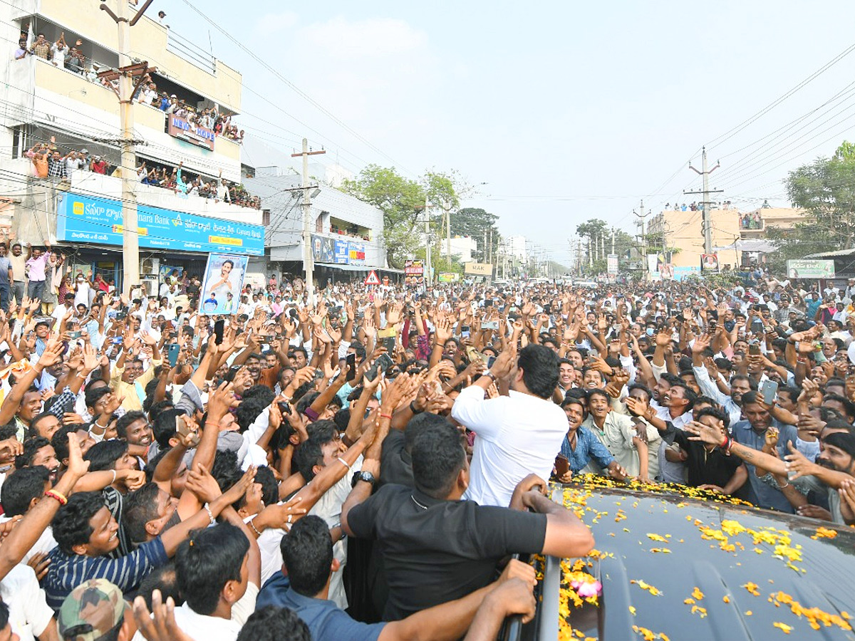 YS_20Jagan_20Receives_20Grand_20Welcome_20At_20Palakonda_20Photos_20_289_29.jpg 10