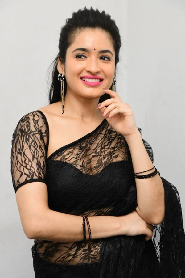 rathika_20rose_20mesmerizing_20with_20glamour_20photos_20_20_2814_29.jpg 5