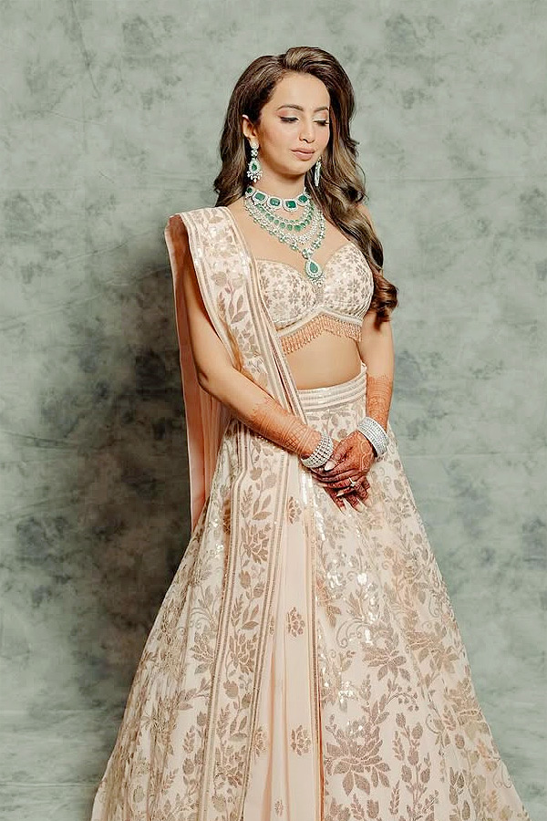 Aadar_20Jain_20and_20Alekha_20Advani_20are_20in_20full_20swing_20as_20they_20kick_20off_20their_20Pre_20Wedding_20celebrations_20Photos_20_281_29.jpg 2