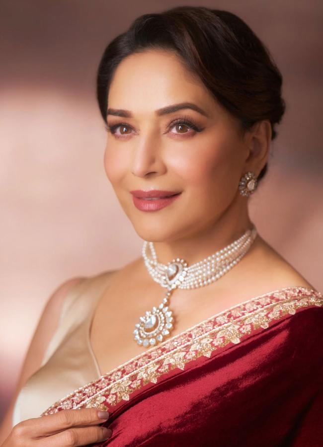 Madhuri_20Dixit_20Stunning_20Look_20As_20Young_20For_20Photo_20Shoot_20_2810_29.jpg 5