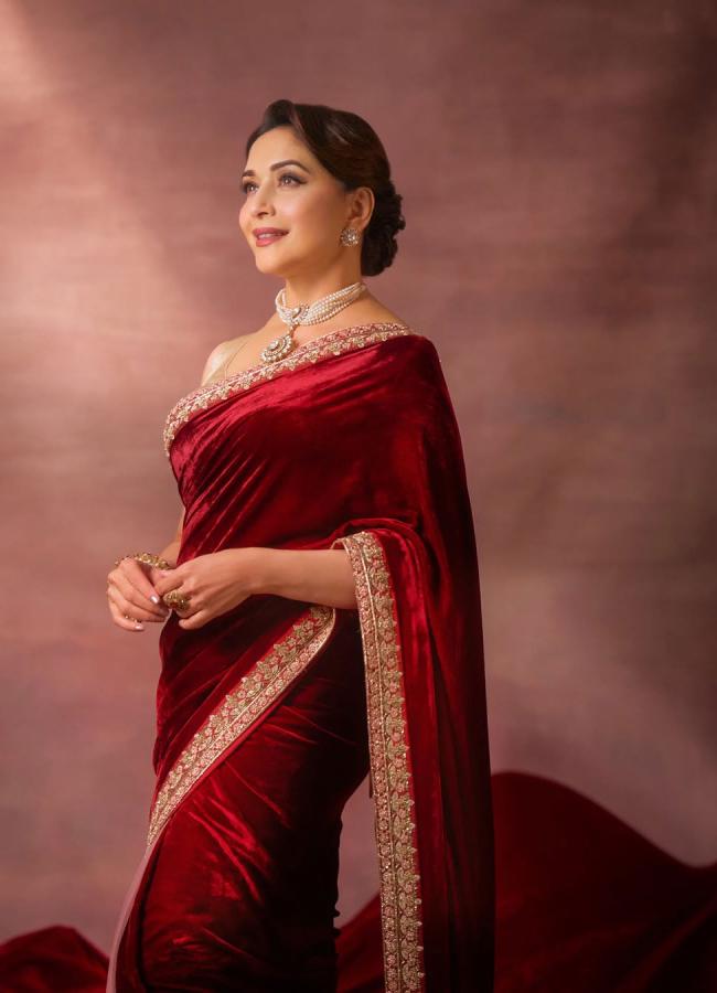 Madhuri_20Dixit_20Stunning_20Look_20As_20Young_20For_20Photo_20Shoot_20_2812_29.jpg 7