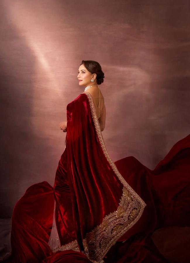 Madhuri_20Dixit_20Stunning_20Look_20As_20Young_20For_20Photo_20Shoot_20_282_29.jpg 2