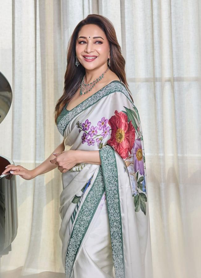 Madhuri_20Dixit_20Stunning_20Look_20As_20Young_20For_20Photo_20Shoot_20_284_29.jpg 10