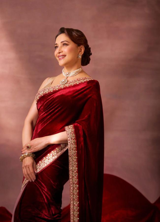 Madhuri_20Dixit_20Stunning_20Look_20As_20Young_20For_20Photo_20Shoot_20_288_29.jpg 3