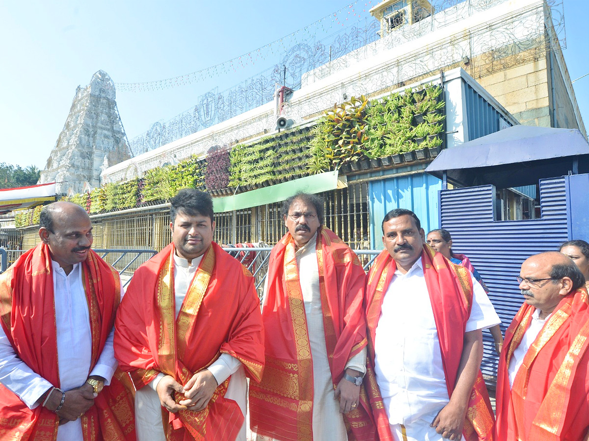 Music_20Director_20Thaman_20and_20Singers_20Adviteeya_2C_20Sruthi_20Ranjani_20Visits_20Tirumala_20Photos_20_281_29.jpg 11