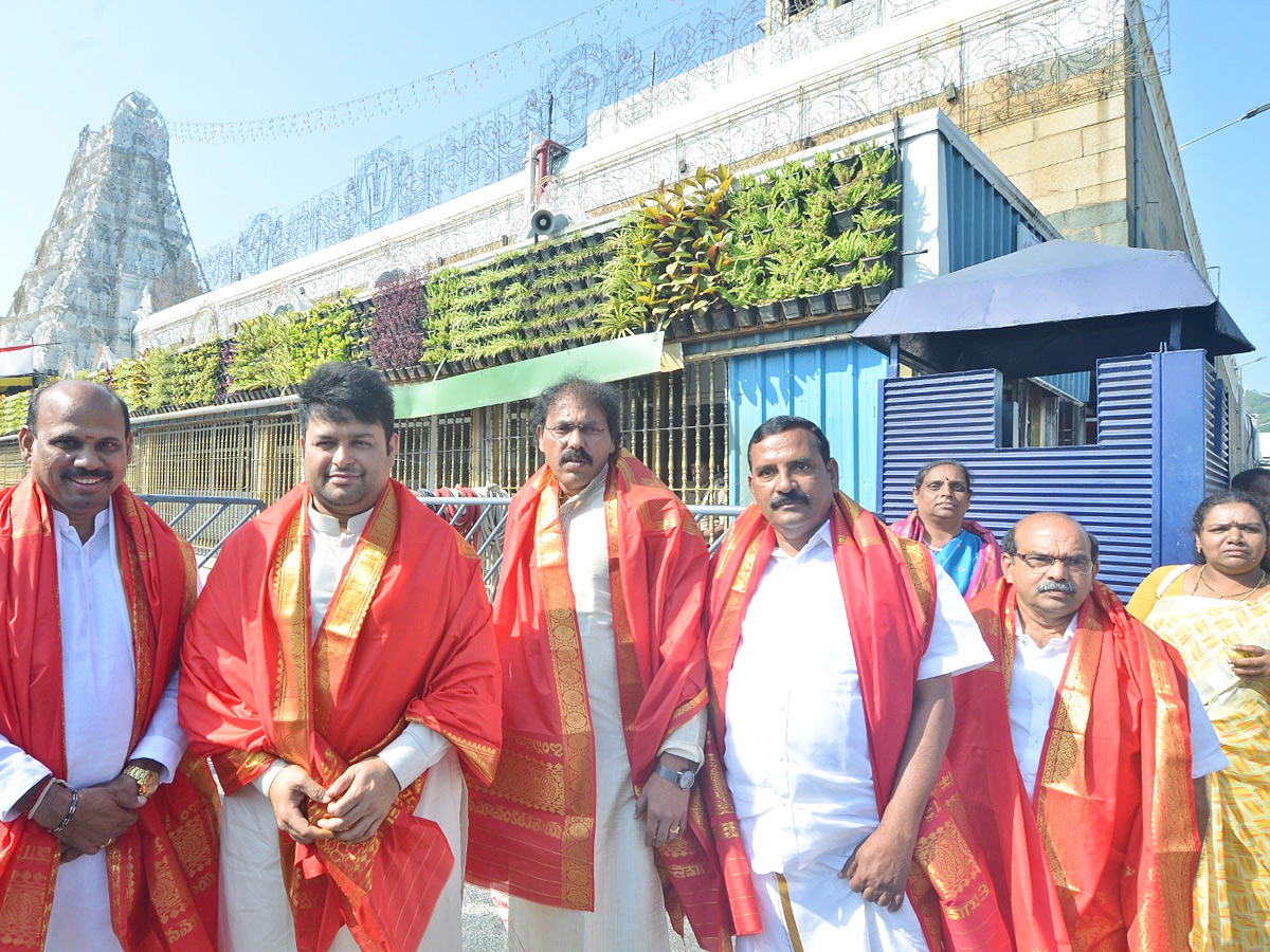 Music_20Director_20Thaman_20and_20Singers_20Adviteeya_2C_20Sruthi_20Ranjani_20Visits_20Tirumala_20Photos_20_283_29.jpg 13