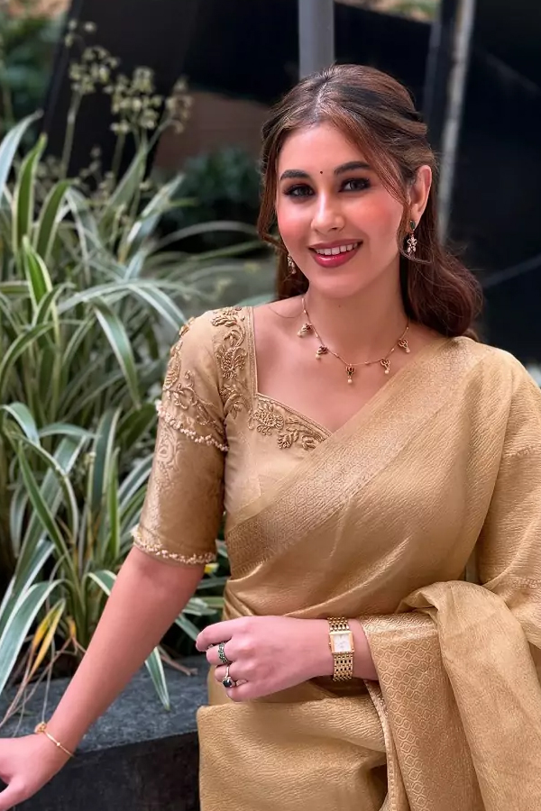 TiwaniaBello-goldensaree-2_0.jpg 3