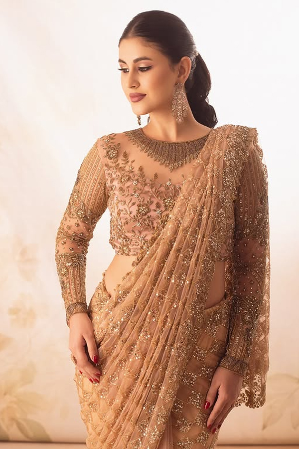 TiwaniaBello-goldensaree-4_0.jpg 5