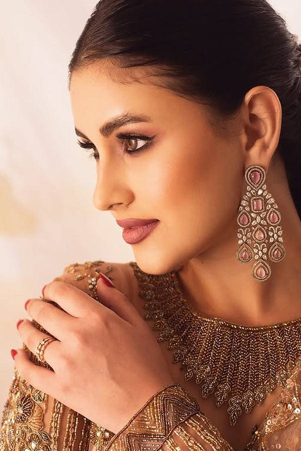TiwaniaBello-goldensaree-6_0.jpg 7