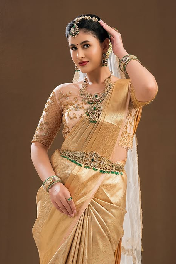 TiwaniaBello-goldensaree-8_0.jpg 9