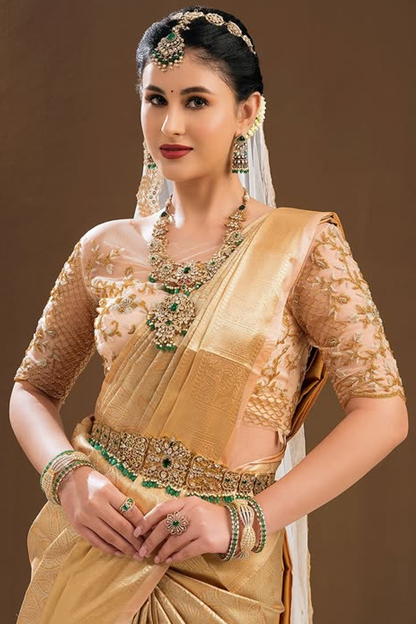 TiwaniaBello-goldensaree-9_0.jpg 10