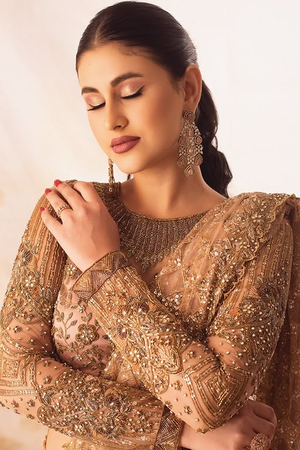 TiwaniaBello-goldensaree5_0.jpg 6