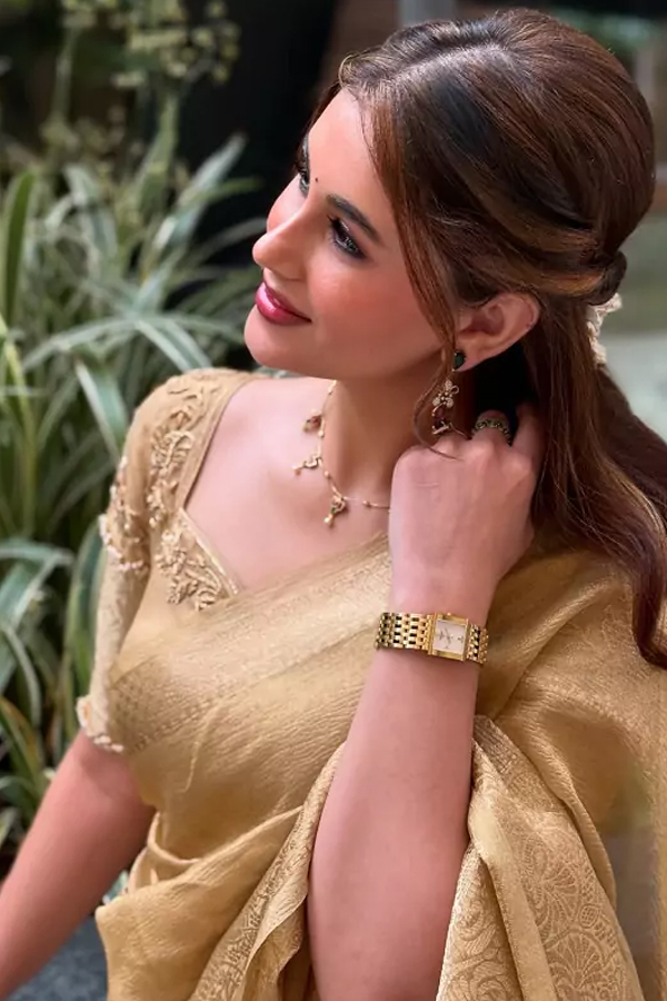 TiwaniaBello-goldensaree_0.jpg 2