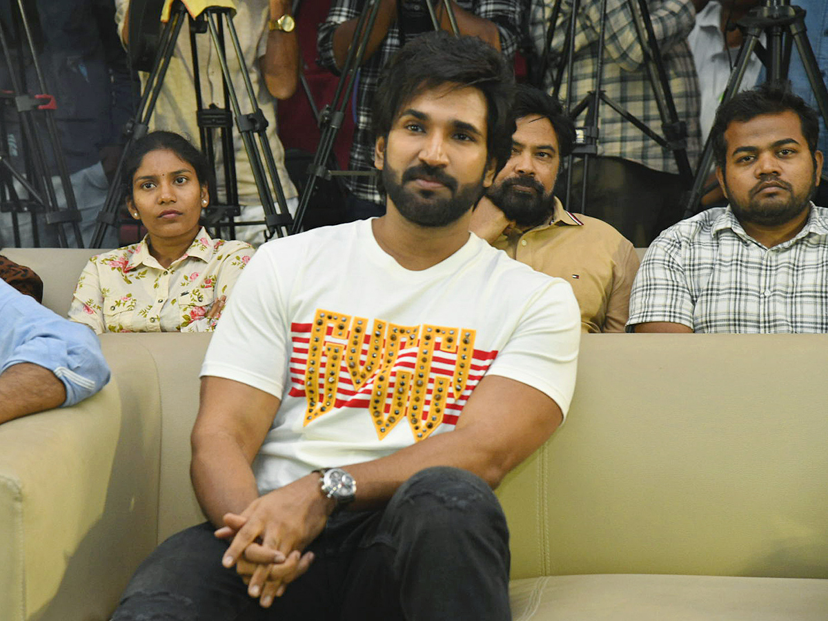 Aadhi_20Pinisetty_20Shabdham_20Movie_20Pre_20Release_20Event_20Pics__20_289_29.jpg 9
