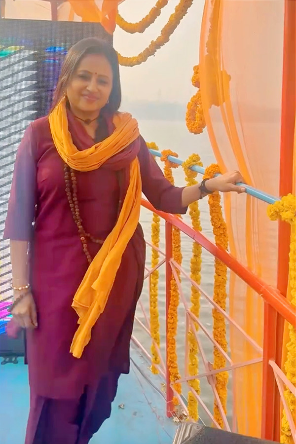 Actress_20Tamannaah_20And_20Anchor_20Suma_20Visuals_20at_20Maha_20Kumbh_20Mela_20Photos_20_285_29.jpg 6