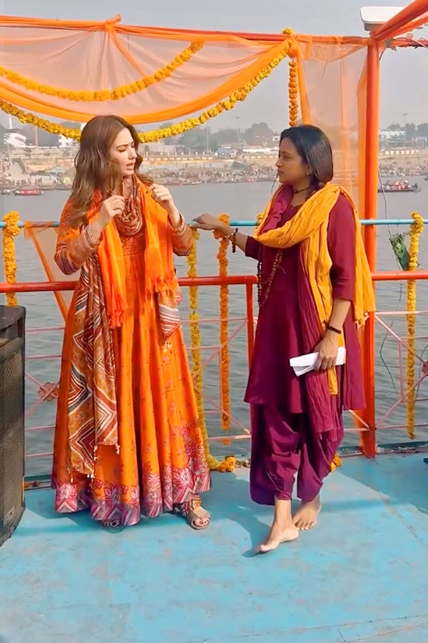 Actress_20Tamannaah_20And_20Anchor_20Suma_20Visuals_20at_20Maha_20Kumbh_20Mela_20Photos_20_287_29.jpg 8
